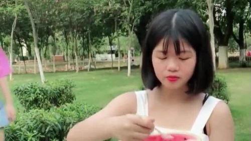 辅导妹妹的姐姐吃瓜,揭秘家庭温馨互动瞬间